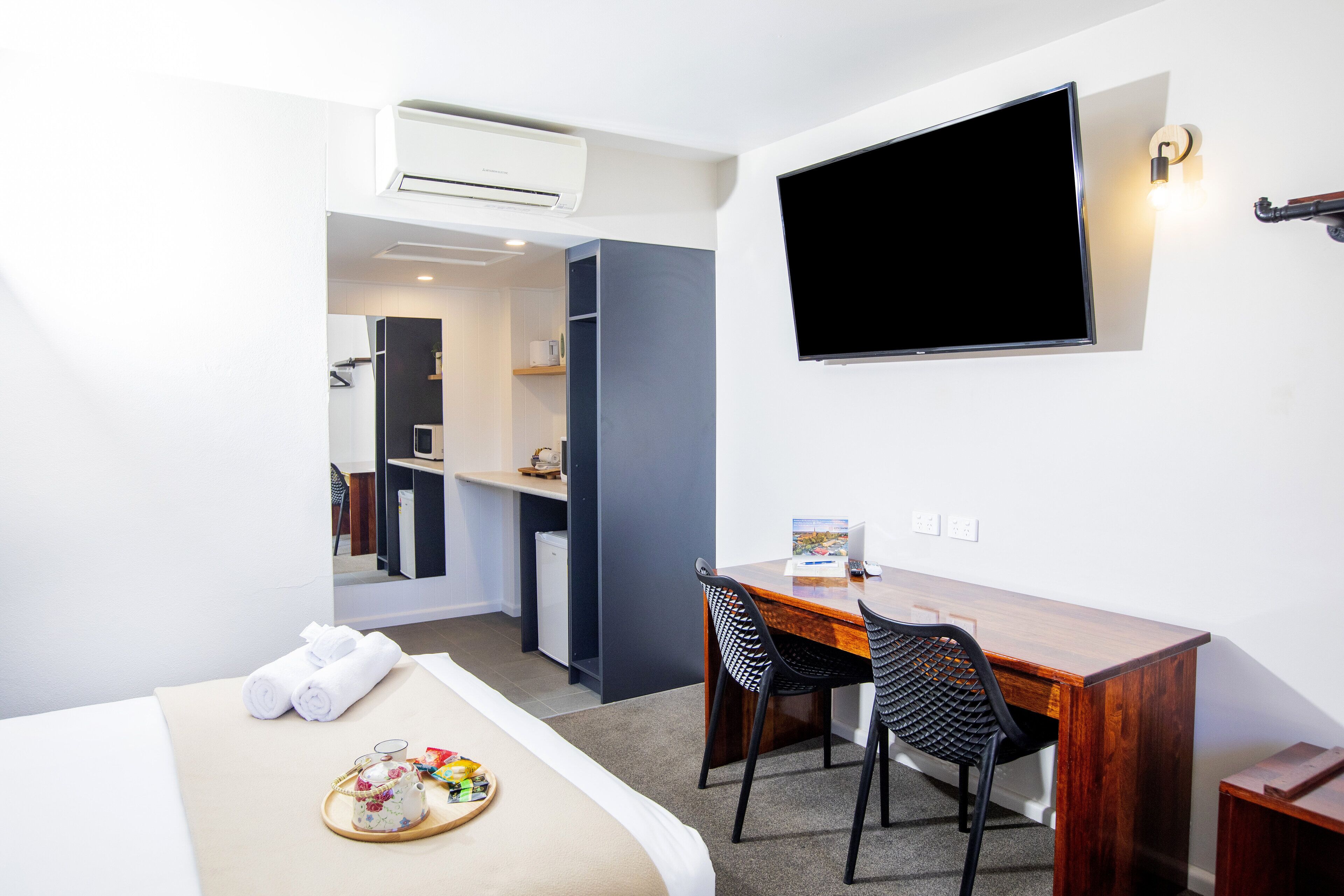 standard queen room | 1 bedroom, desk, laptop workspace, blackout curtains