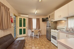 Deluxe Family Cabins | Living room - Gundagai Cabins & Tourist Park (Gundagai)