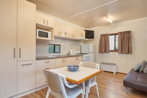 Deluxe Queen Cabins 3.5* | Private kitchen - Gundagai Cabins & Tourist Park (Gundagai)