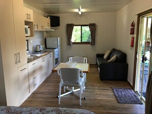 Deluxe Queen Cabins 3.5* - Gundagai Cabins & Tourist Park (Gundagai)