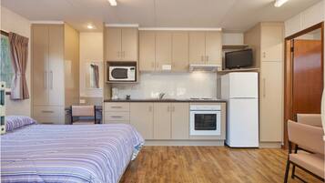 Superior-Zimmer, 1 Queen-Bett | Schallisolierte Zimmer, Bügeleisen/Bügelbrett, Bettwäsche