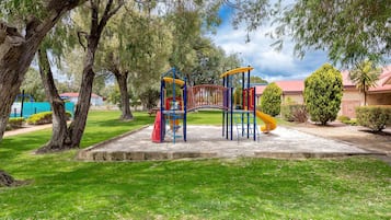 Área de juegos infantiles al aire libre