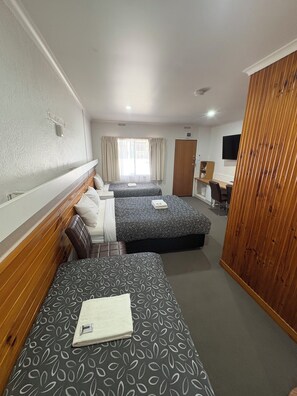 Family Room | Iron/ironing board, free WiFi, bed sheets - Majestic Motel (Horsham)