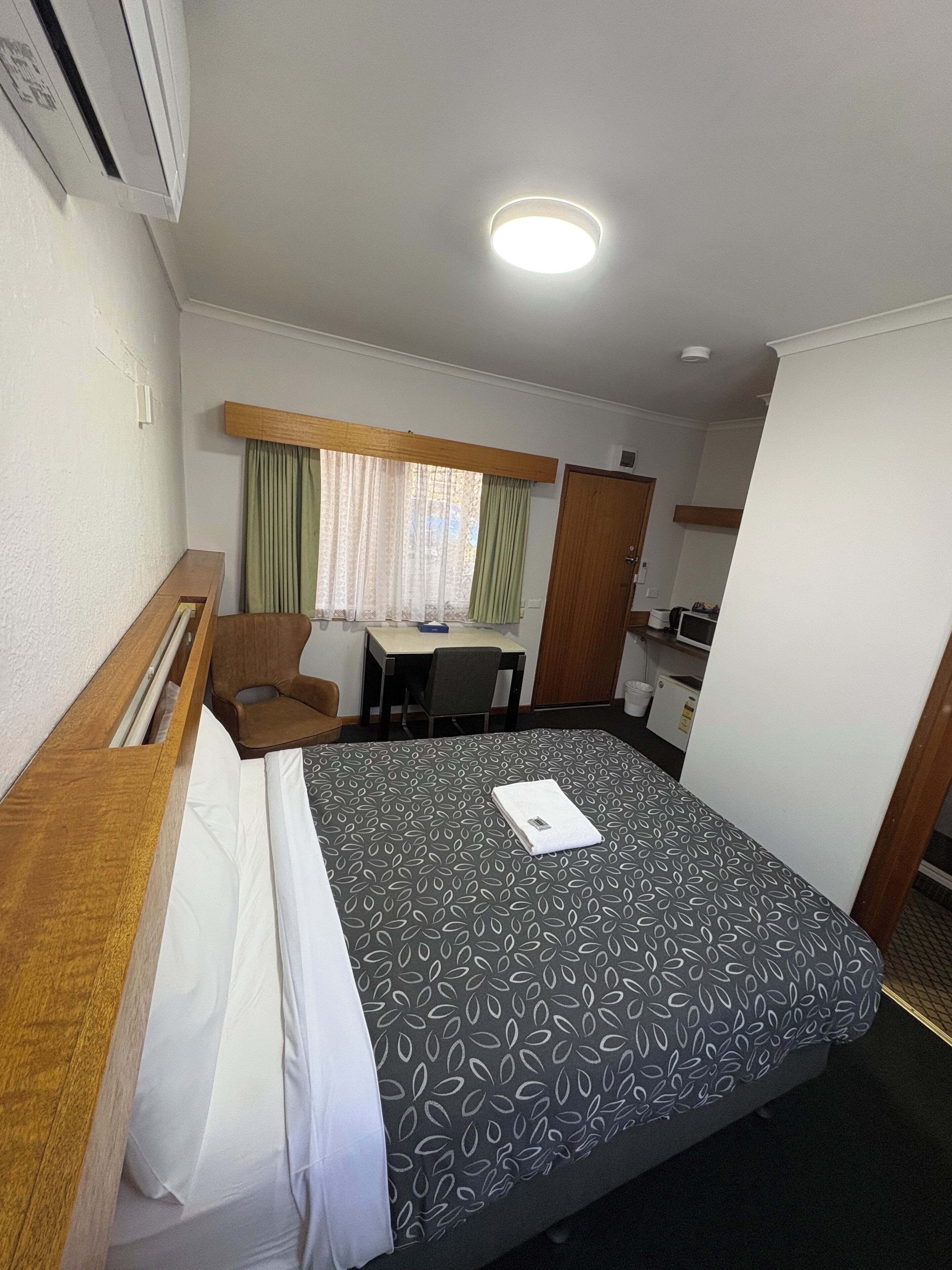 Tabla de planchar con plancha, wifi gratis y ropa de cama 