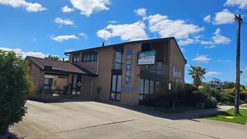 A motel with a sign indicating it is vacant.