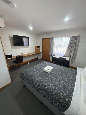 Twin Room | Iron/ironing board, free WiFi, bed sheets - Majestic Motel (Horsham)