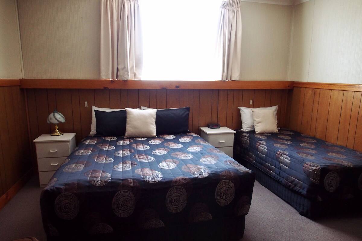Twin Room | Iron/ironing board, WiFi (free), bed sheets