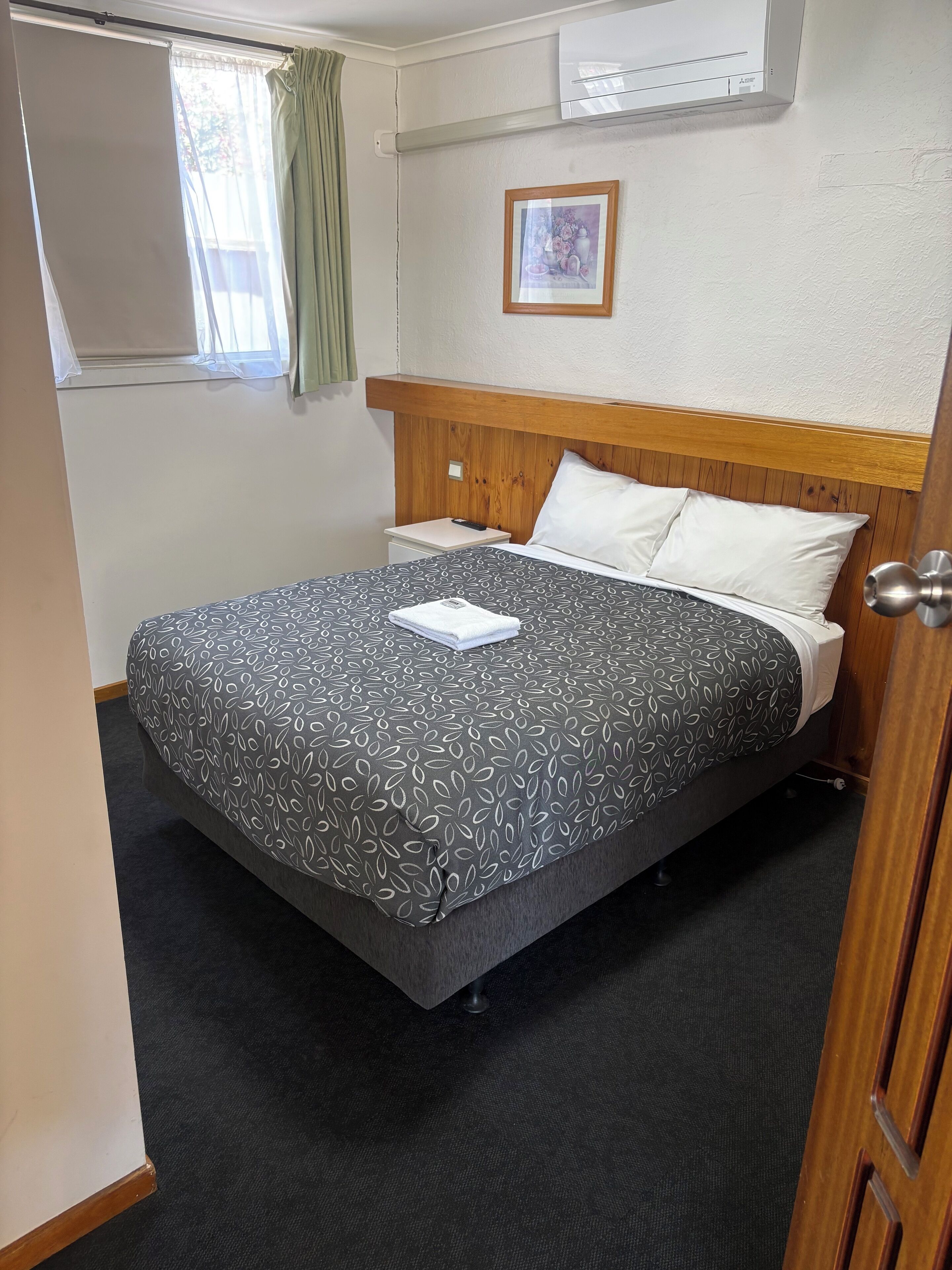 Tabla de planchar con plancha, wifi gratis y ropa de cama 