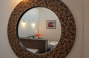 Mills Deluxe Spa Suite Apartment | Premium bedding, individually decorated, individually furnished - Albert Hotel Daylesford (Daylesford)