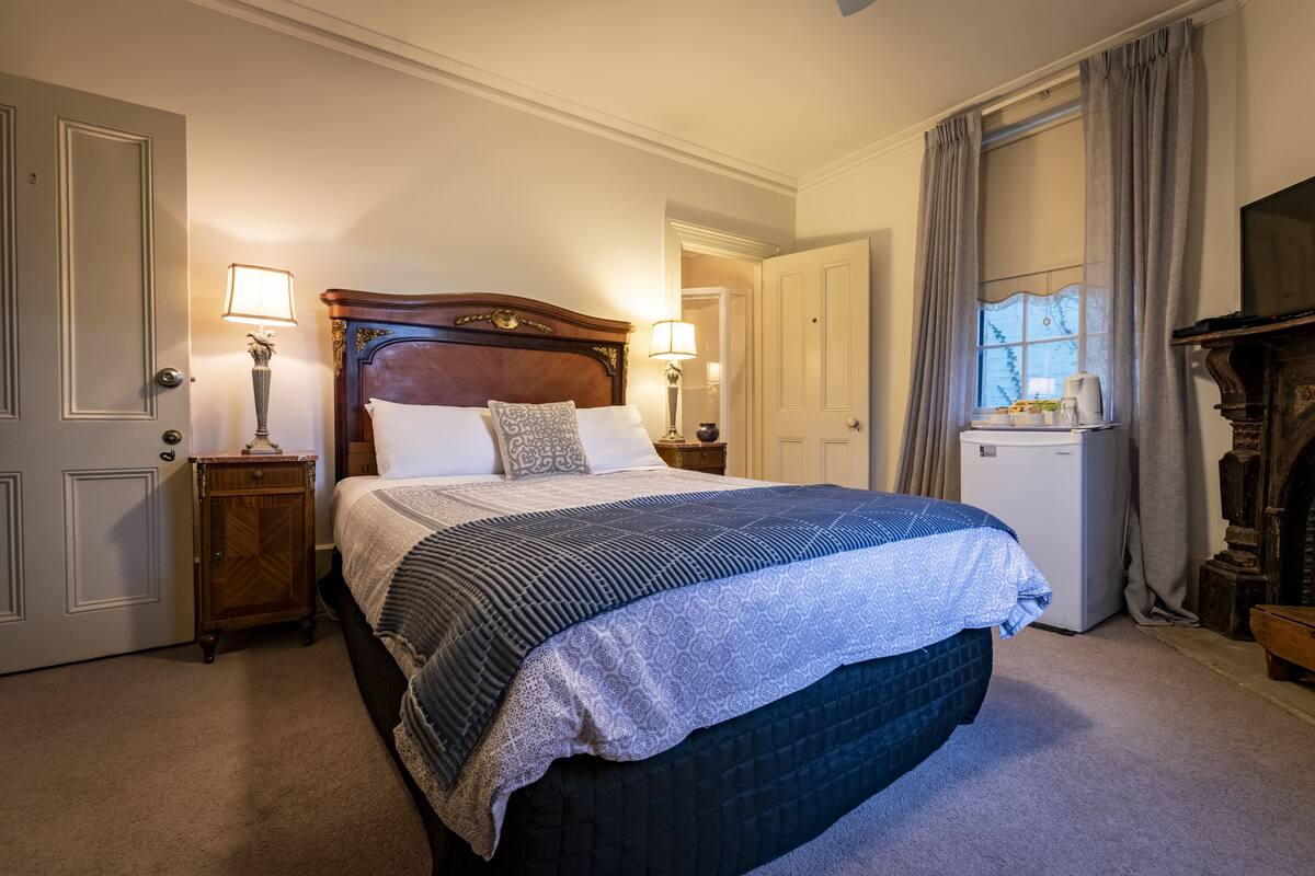 Albert Deluxe Queen Ensuite | Premium bedding, iron/ironing board, free WiFi, individually decorated