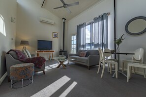 Apartamento ejecutivo, 2 habitaciones, no fumadores, baño compartido (Executive Spa Suite) | Ropa de cama de alta calidad y decoración individual