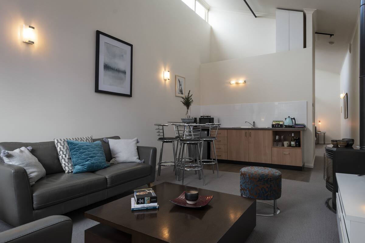 Mills No. 4 Spa Apartment | Premium bedding, iron/ironing board, free WiFi, individually decorated