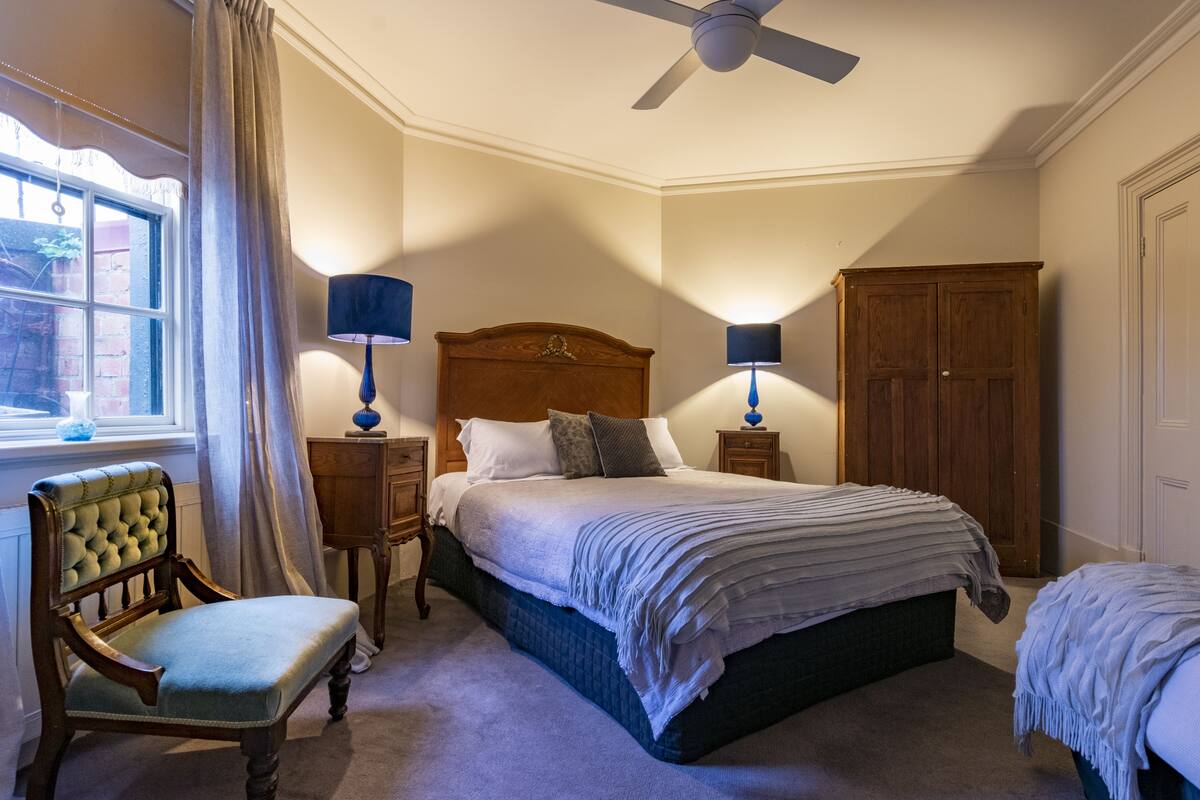 Albert Deluxe Queen / Twin Ensuite | Premium bedding, iron/ironing board, free WiFi, individually decorated