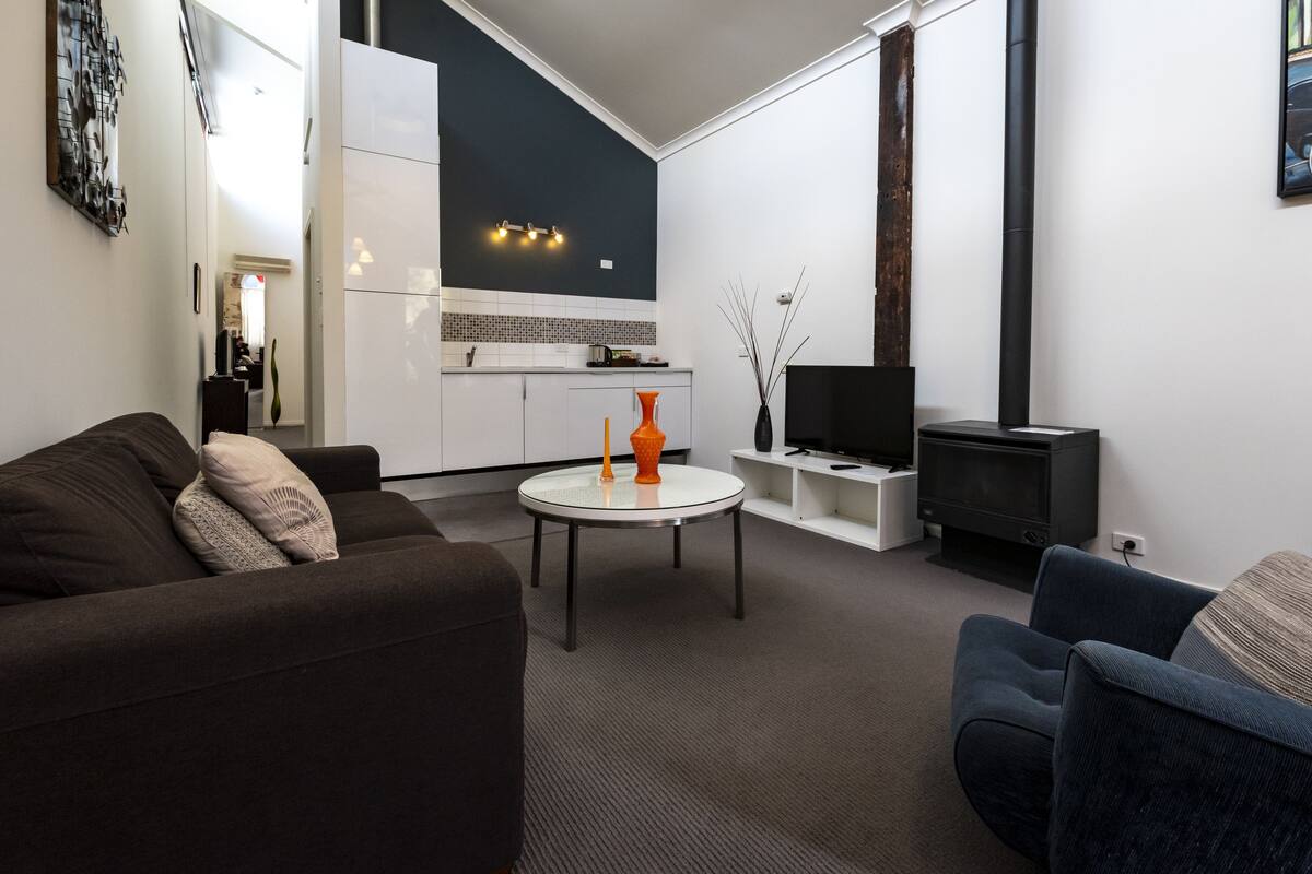Mills Deluxe Spa Suite Apartment | Premium bedding, iron/ironing board, free WiFi, individually decorated
