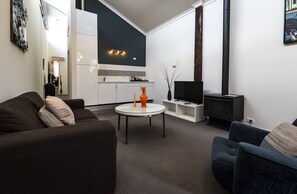 Mills Deluxe Spa Suite Apartment | Premium bedding, individually decorated, individually furnished - Albert Hotel Daylesford (Daylesford)