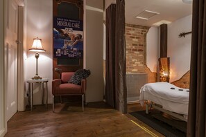 Kroppsbehandlinger, aromaterapi og massasje med varme steiner