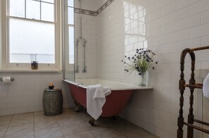 Albert Standard Queen with Separate Private Bathroom