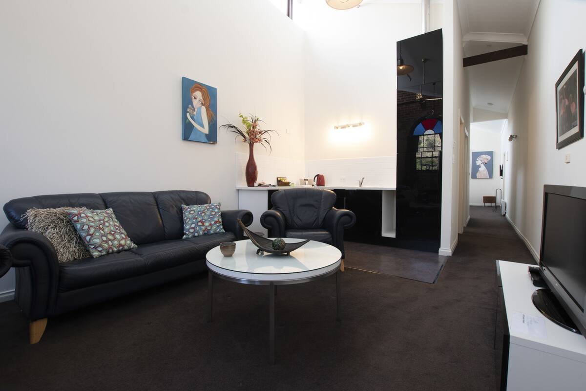 Mills Deluxe Queen/Twin Open Plan Apartment | Premium bedding, iron/ironing board, free WiFi, individually decorated