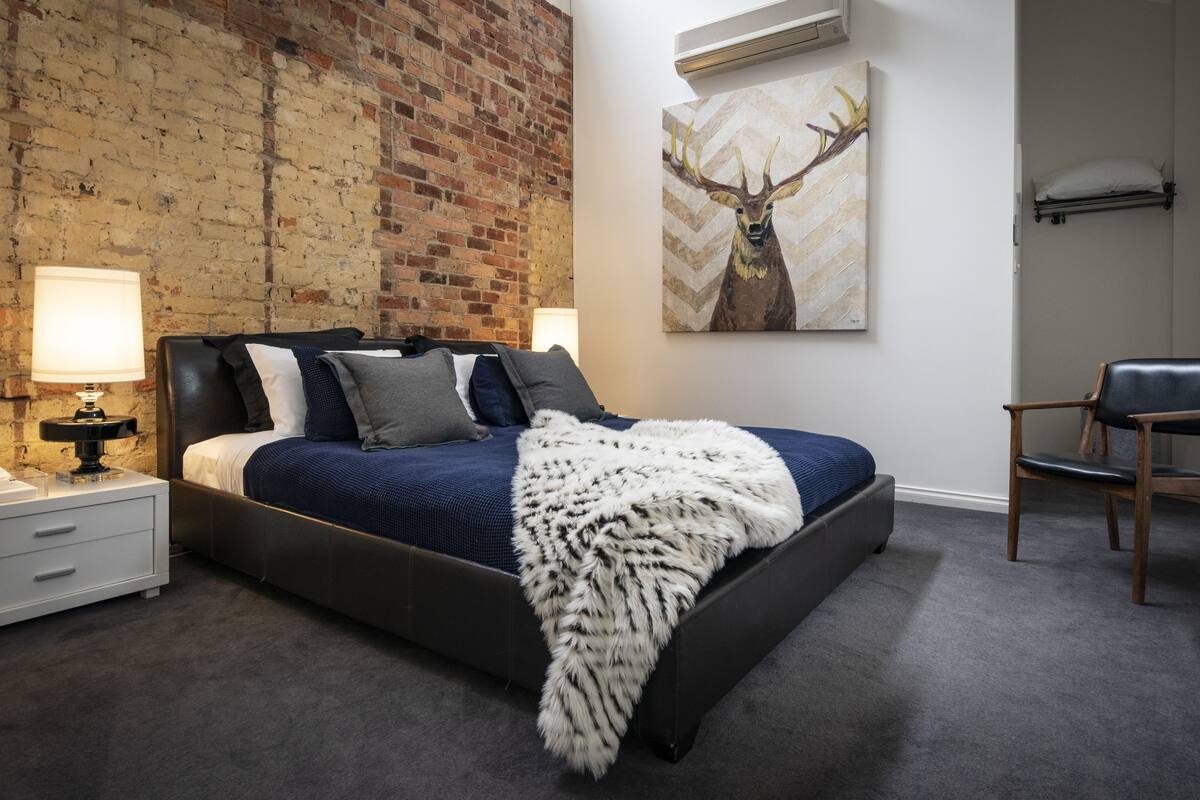 Mills Deluxe Spa Apartment | Premium bedding, iron/ironing board, free WiFi, individually decorated