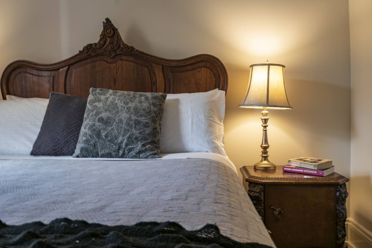 Albert Standard Queen with Separate Private Bathroom | Premium bedding, iron/ironing board, free WiFi, individually decorated