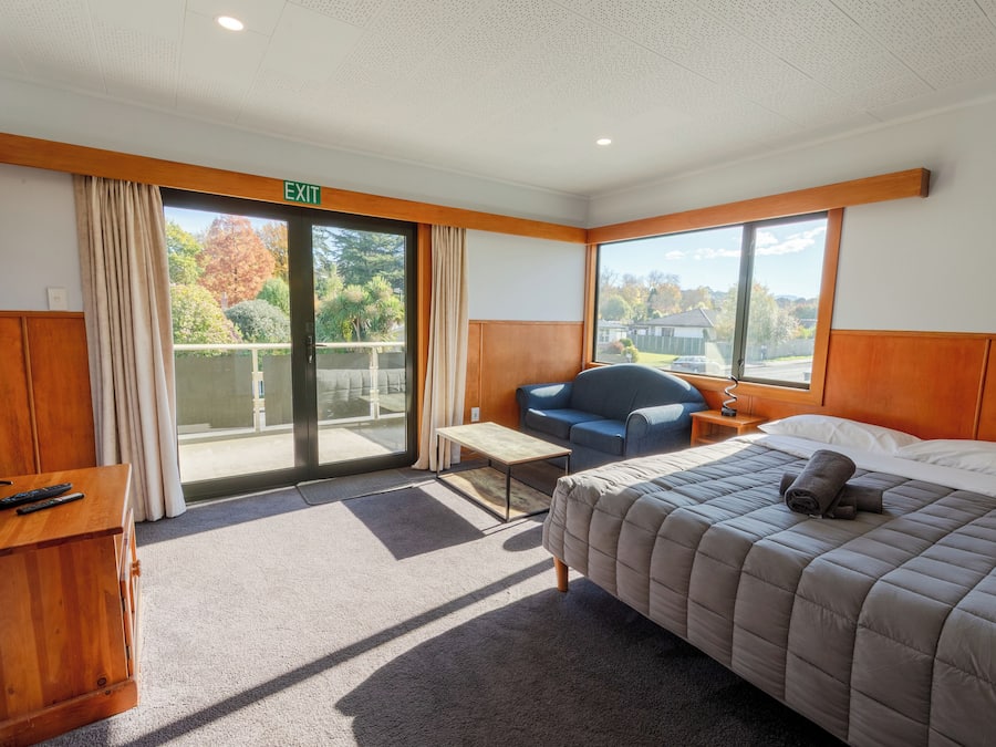 Upstairs Studio Unit with Balcony | Iron/ironing board, free WiFi, bed sheets