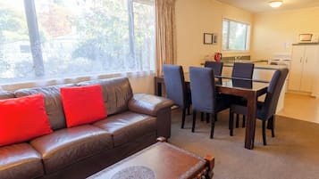 Deluxe Apartment, 2 Bedrooms | In-room dining