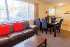 Apartamento luxo, 2 quartos | Opções para refeição no quarto