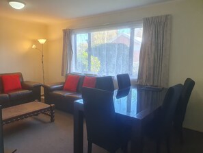 Leilighet – deluxe, 2 soverom | Oppholdsområde | Flatskjerm-TV