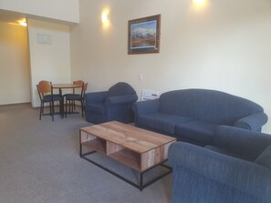 Standard-Apartment, 2 Schlafzimmer | Wohnbereich