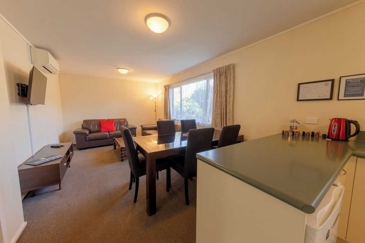 Deluxe Apartment, 2 Bedrooms | Living area