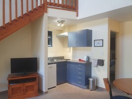 Apartamento standard, 2 quartos | Cozinha privada | Cafeteira/chaleira, geladeira, micro-ondas, cooktop