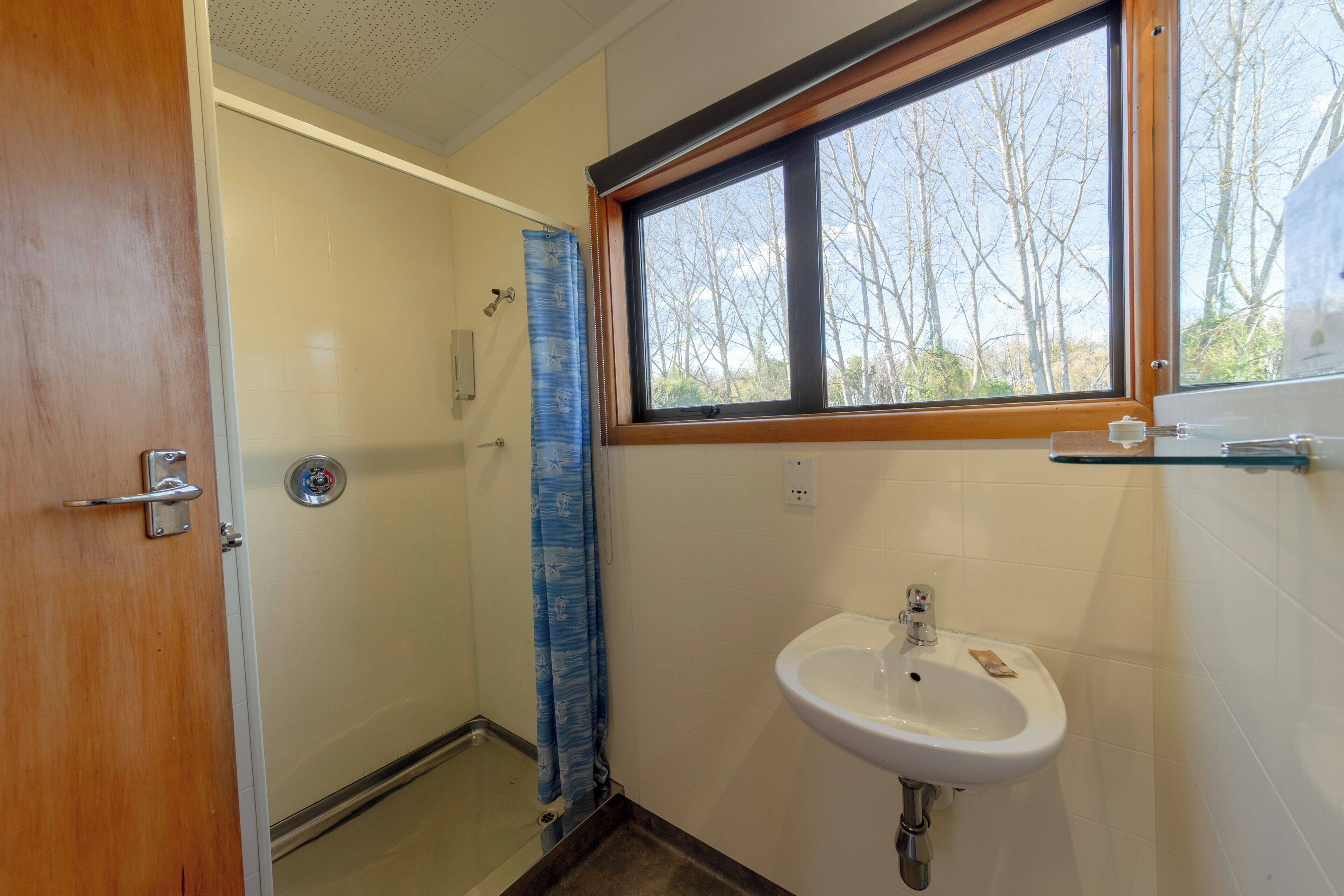 Studio | Salle de bain | Douche, articles de toilette écologiques, sèche-cheveux