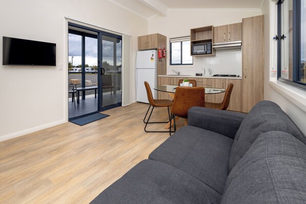 A modern apartment with a living room, dining area, and kitchen. - BIG4 Casino Holiday Park (Casino)