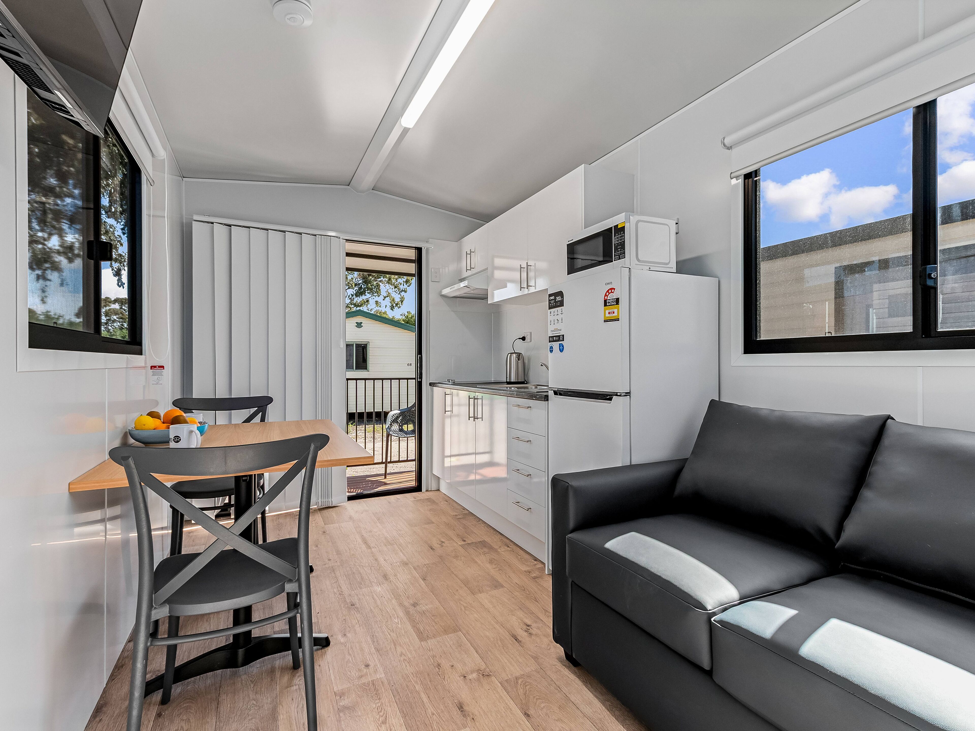 Standard Vanhome | Private kitchen | Fridge, microwave, stovetop, coffee/tea maker