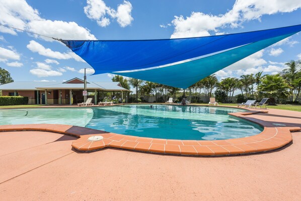 Una piscina al aire libre
