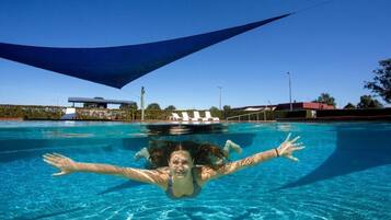 Una piscina al aire libre