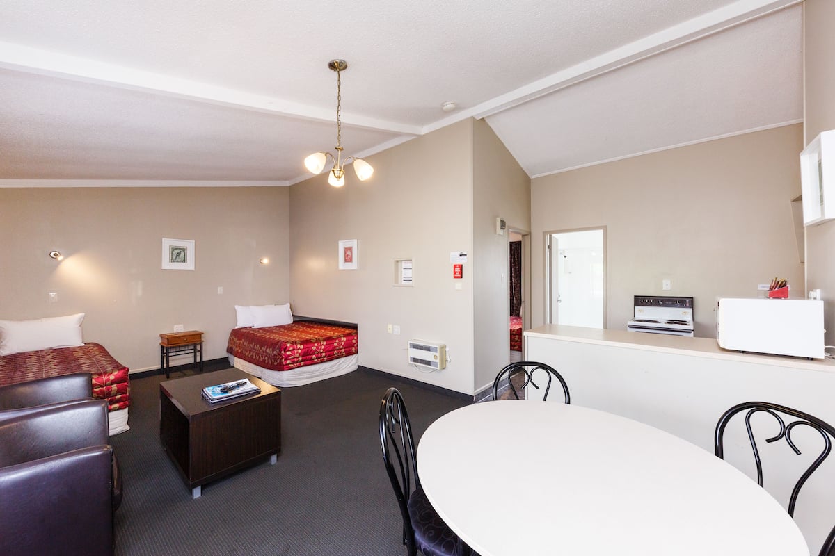 Family Suite, 1 Bedroom, Non Smoking, Kitchen (Family Unit) | Iron/ironing board, WiFi (free)