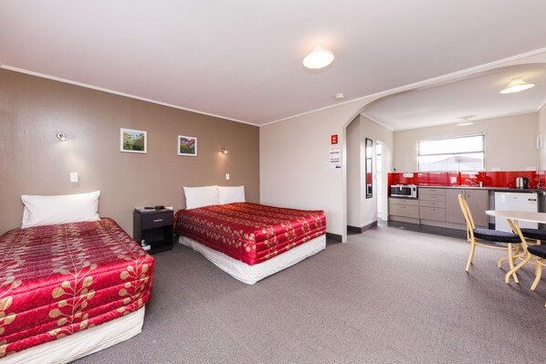 شقة إستديو عادية - لغير المدخنين - بمطبخ مصغر (Studio Unit) | مكواة/لوح كي وواي فاي مجانًا