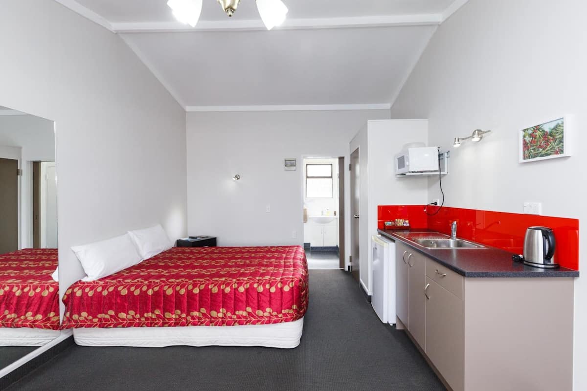 Studio, 1 Queen Bed | Private kitchen | Coffee/tea maker, fridge, microwave, cookware/dishes/utensils