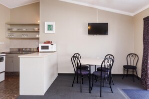 Suite familiar, 1 habitación, no fumadores, cocina (Family Unit) | Cocina privada | Frigorífico, microondas, cafetera o tetera y utensilios de cocina