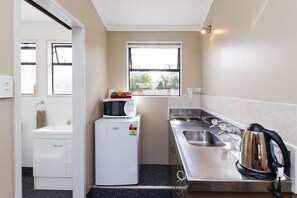 Frigorífico, microondas, cafetera o tetera y utensilios de cocina