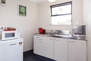 Estudio estándar, no fumadores, cocina básica (Studio Unit) | Cocina básica privada | Frigorífico, microondas, cafetera o tetera y utensilios de cocina