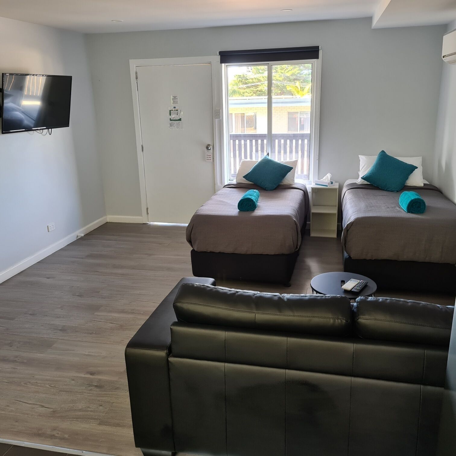 Skrivbord, arbetsyta för laptop, strykjärn/strykbräda och gratis wi-fi