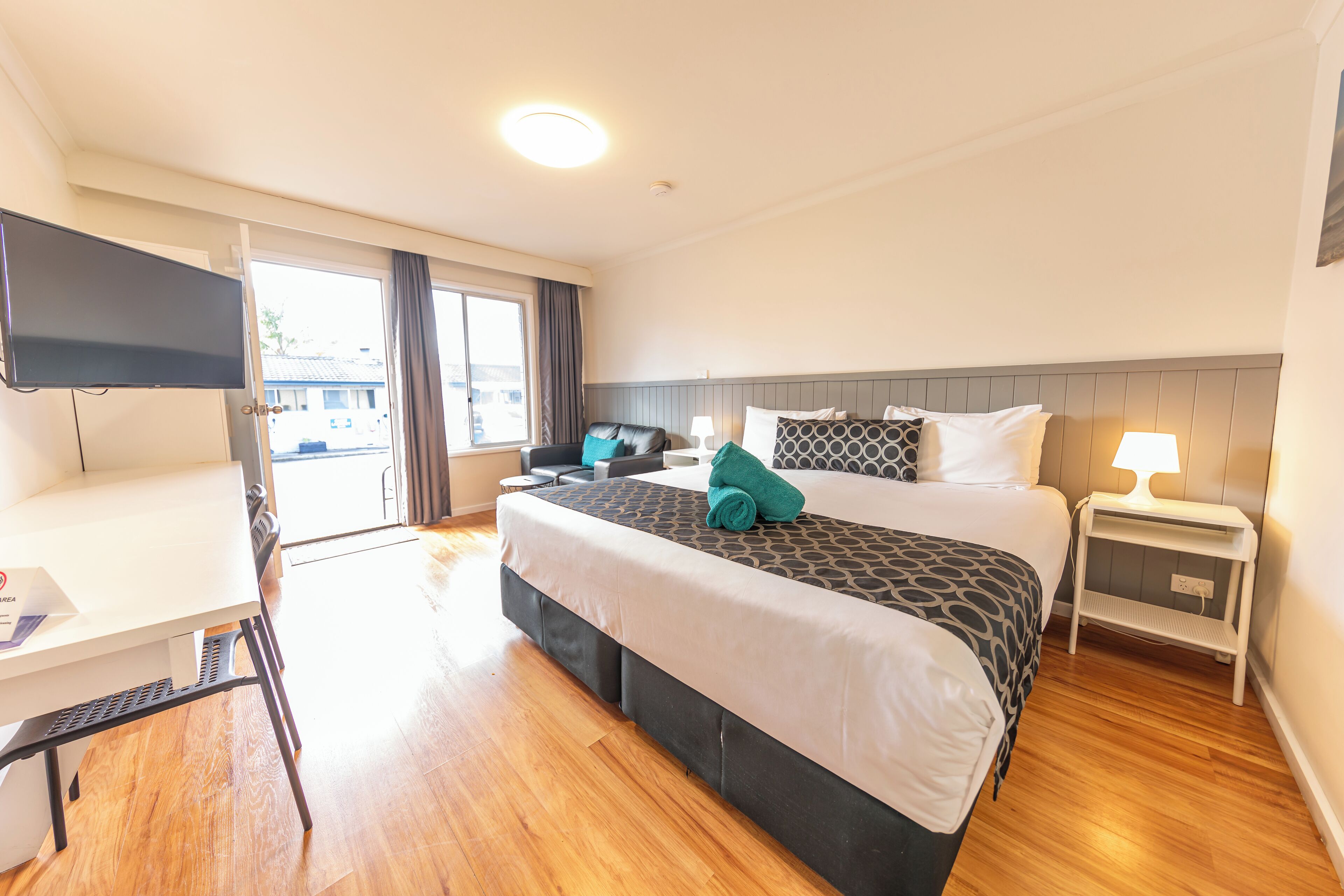 Deluxe-Zimmer, 1 King-Bett, Kochnische | Schreibtisch, laptopgeeigneter Arbeitsplatz, Bügeleisen/Bügelbrett