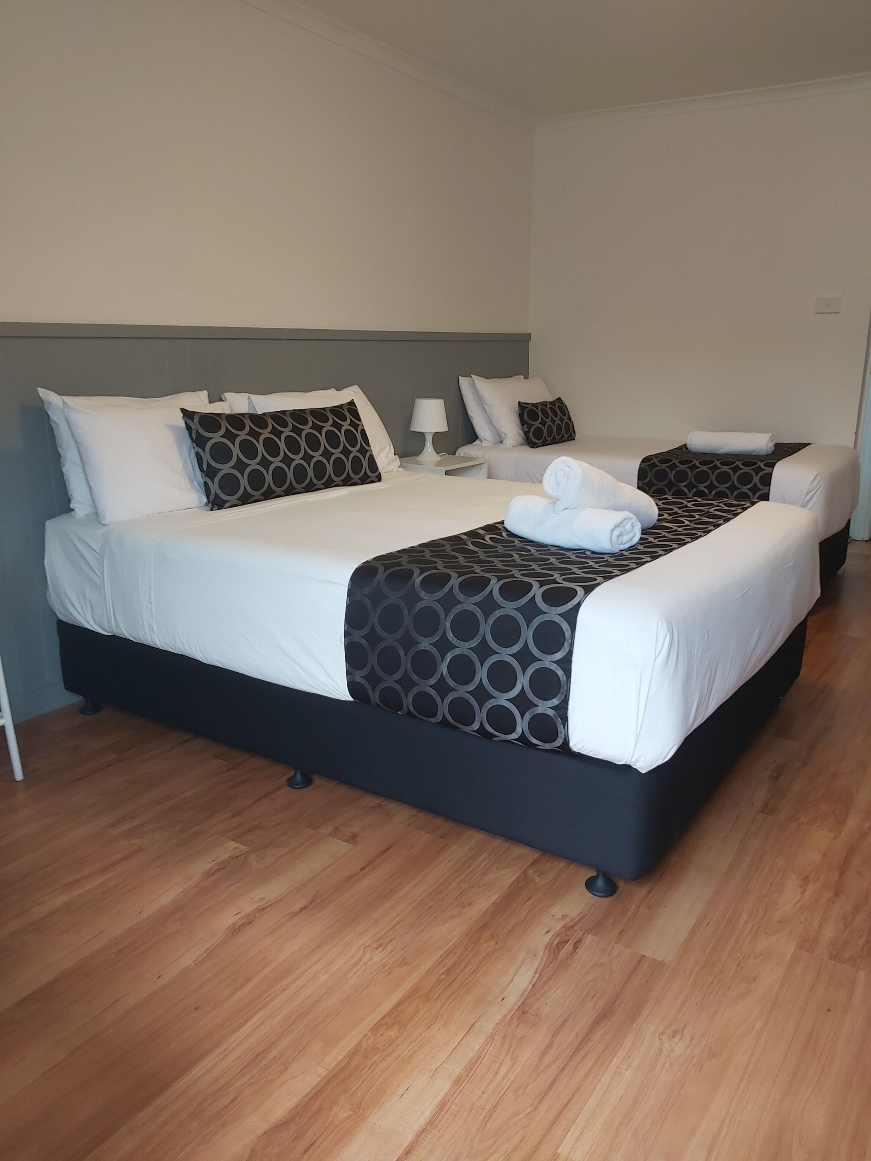 Skrivbord, arbetsyta för laptop, strykjärn/strykbräda och gratis wi-fi