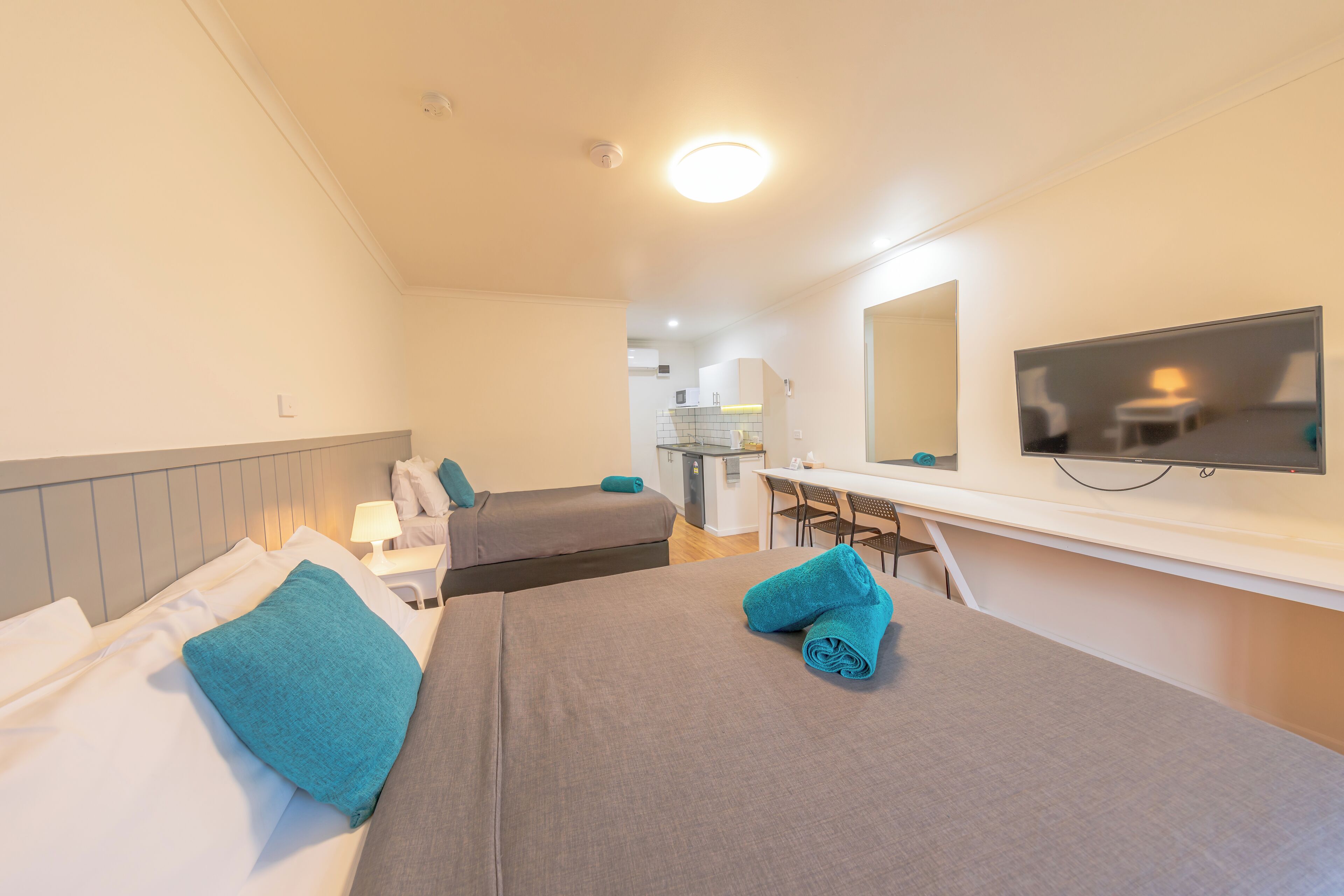 Comfort-Zimmer, Nichtraucher, Kochnische | Schreibtisch, laptopgeeigneter Arbeitsplatz, Bügeleisen/Bügelbrett