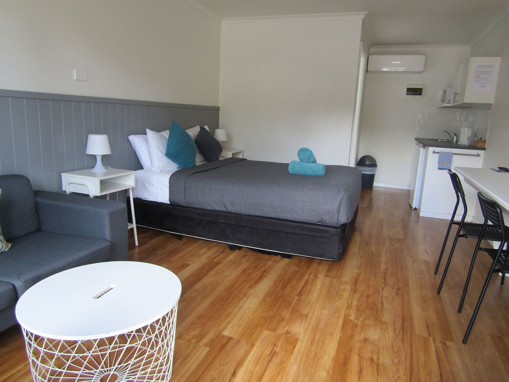 Skrivbord, arbetsyta för laptop, strykjärn/strykbräda och gratis wi-fi