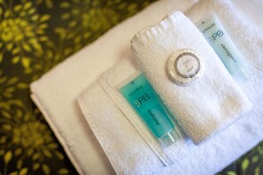 Shower, hair dryer, towels - Mornington Inn (Mornington)