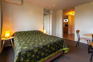 家庭客房, 2 間臥室 | 熨斗/熨衫板、床單