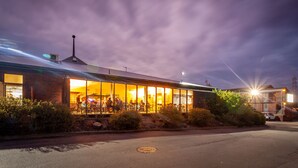 Exterior - Mornington Inn (Mornington)